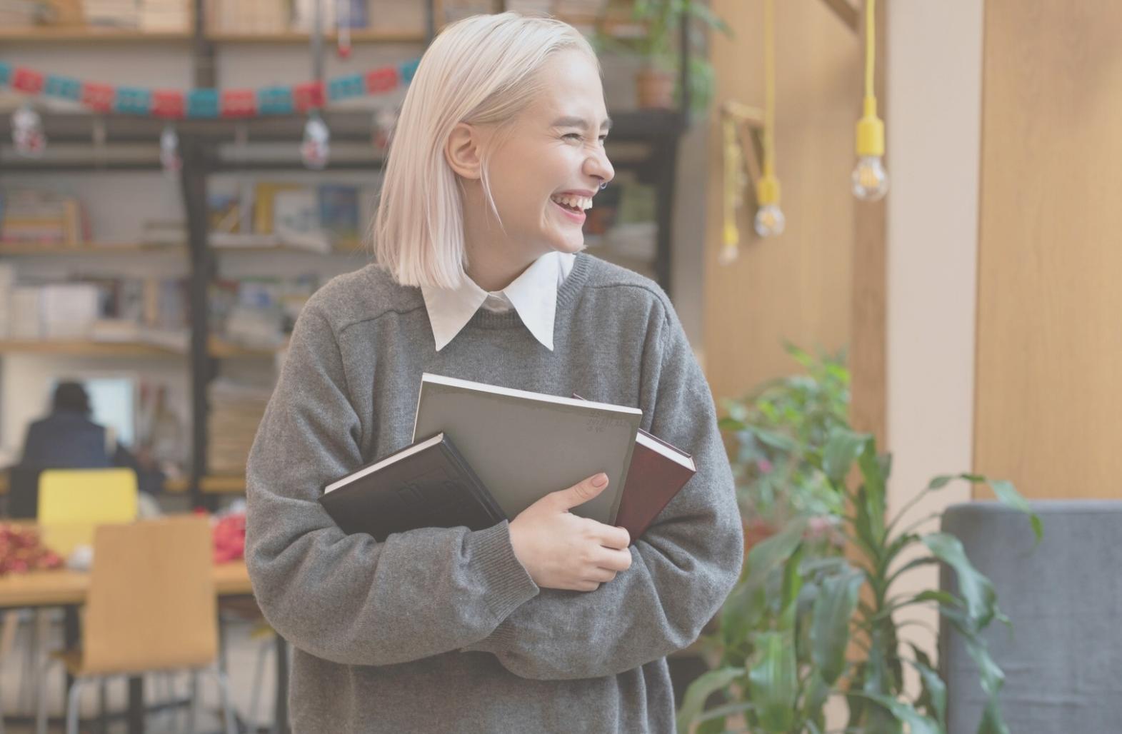 Equipo profesional trabajando en análisis financiero