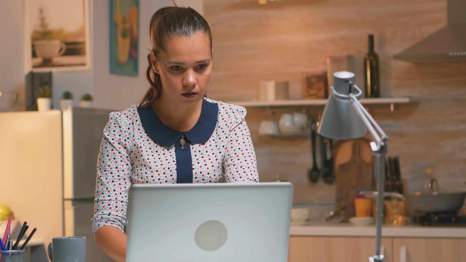 Presentación de resultados estadísticos en oficina moderna